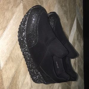 Black comfortable tennis shoes